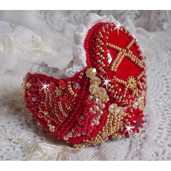 Nous Two Cuff Bracelet Haute-Couture brodert med Swarovski-krystaller, en oval rød glasscabochon og frøperler