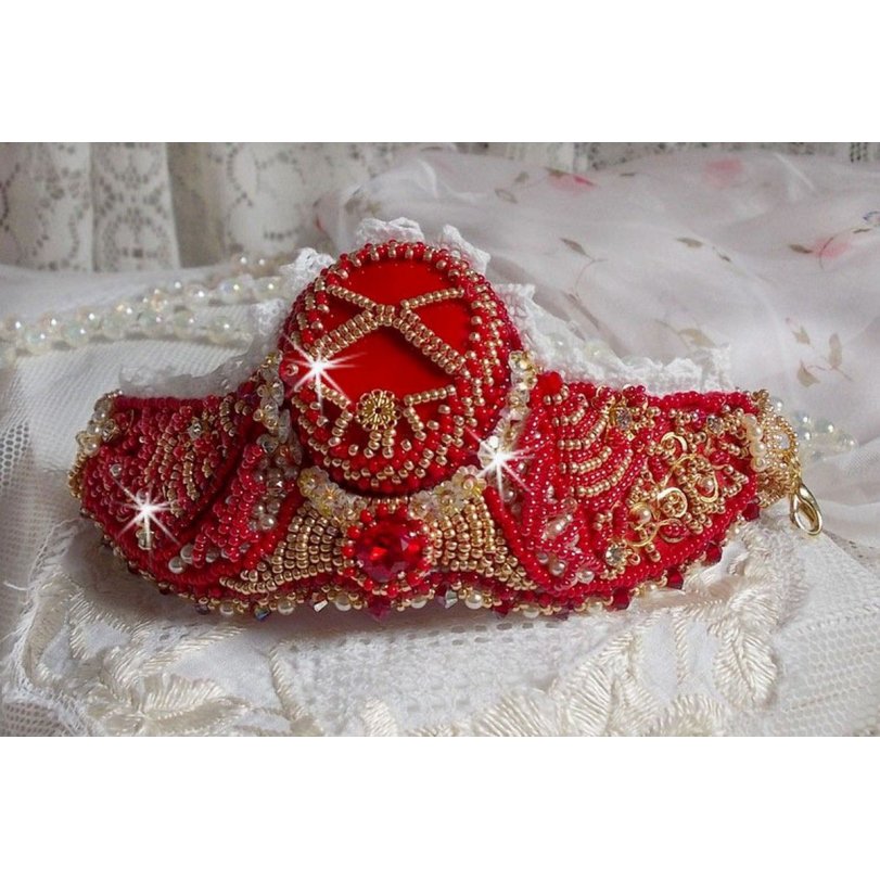 Nous Two Cuff Bracelet Haute-Couture brodert med Swarovski-krystaller, en oval rød glasscabochon og frøperler