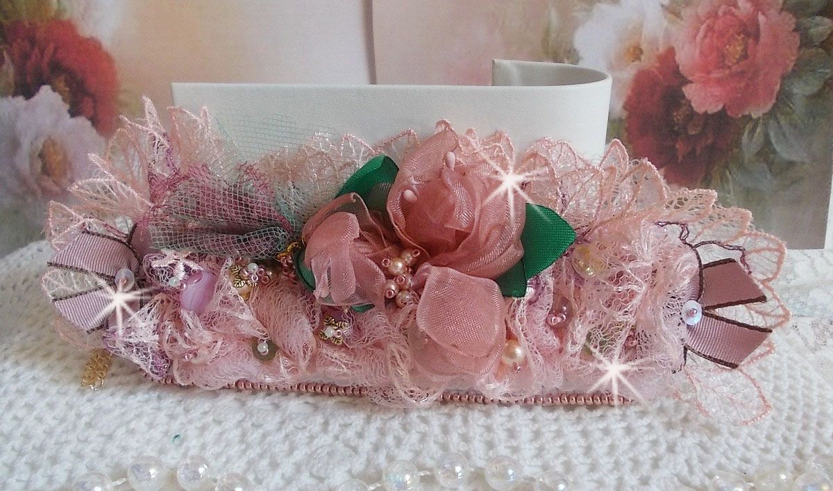 Douceur Poudrée-armbånd med fine rosa blonder, Swarovski-krystaller, glassperler, frøperler og gullbelagt tilbehør