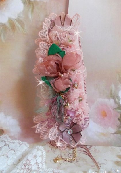 Douceur Poudr&eacute;e-armb&aring;nd med fine rosa blonder, Swarovski-krystaller, glassperler, fr&oslash;perler og gullbelagt tilbeh&oslash;r