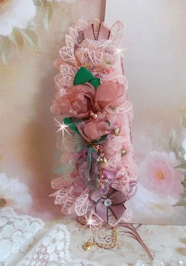 Douceur Poudrée-armbånd med fine rosa blonder, Swarovski-krystaller, glassperler, frøperler og gullbelagt tilbehør