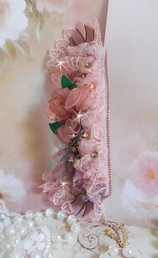 Douceur Poudrée-armbånd med fine rosa blonder, Swarovski-krystaller, glassperler, frøperler og gullbelagt tilbehør