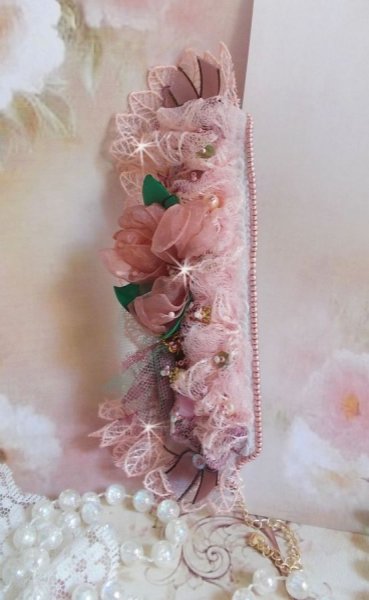 Douceur Poudr&eacute;e-armb&aring;nd med fine rosa blonder, Swarovski-krystaller, glassperler, fr&oslash;perler og gullbelagt tilbeh&oslash;r