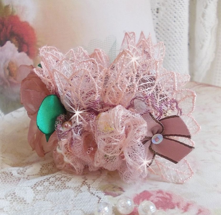 Douceur Poudrée-armbånd med fine rosa blonder, Swarovski-krystaller, glassperler, frøperler og gullbelagt tilbehør