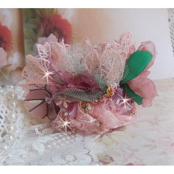 Douceur Poudr&eacute;e-armb&aring;nd med fine rosa blonder, Swarovski-krystaller, glassperler, fr&oslash;perler og gullbelagt tilbeh&oslash;r