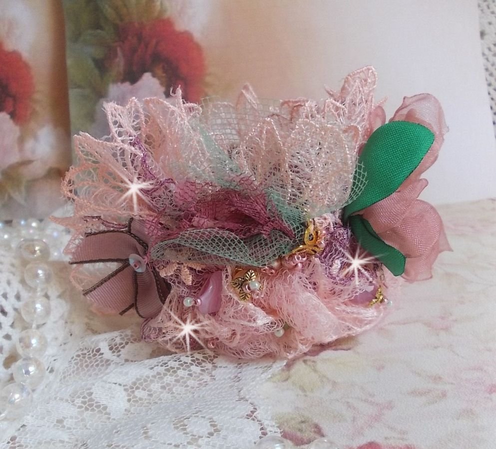 Douceur Poudrée-armbånd med fine rosa blonder, Swarovski-krystaller, glassperler, frøperler og gullbelagt tilbehør
