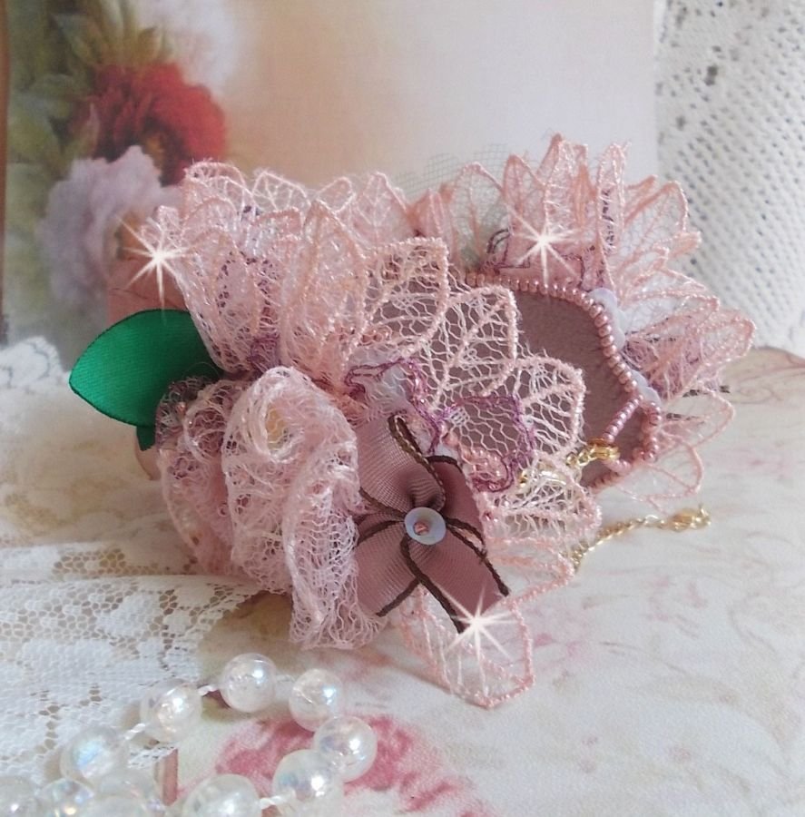 Douceur Poudrée-armbånd med fine rosa blonder, Swarovski-krystaller, glassperler, frøperler og gullbelagt tilbehør
