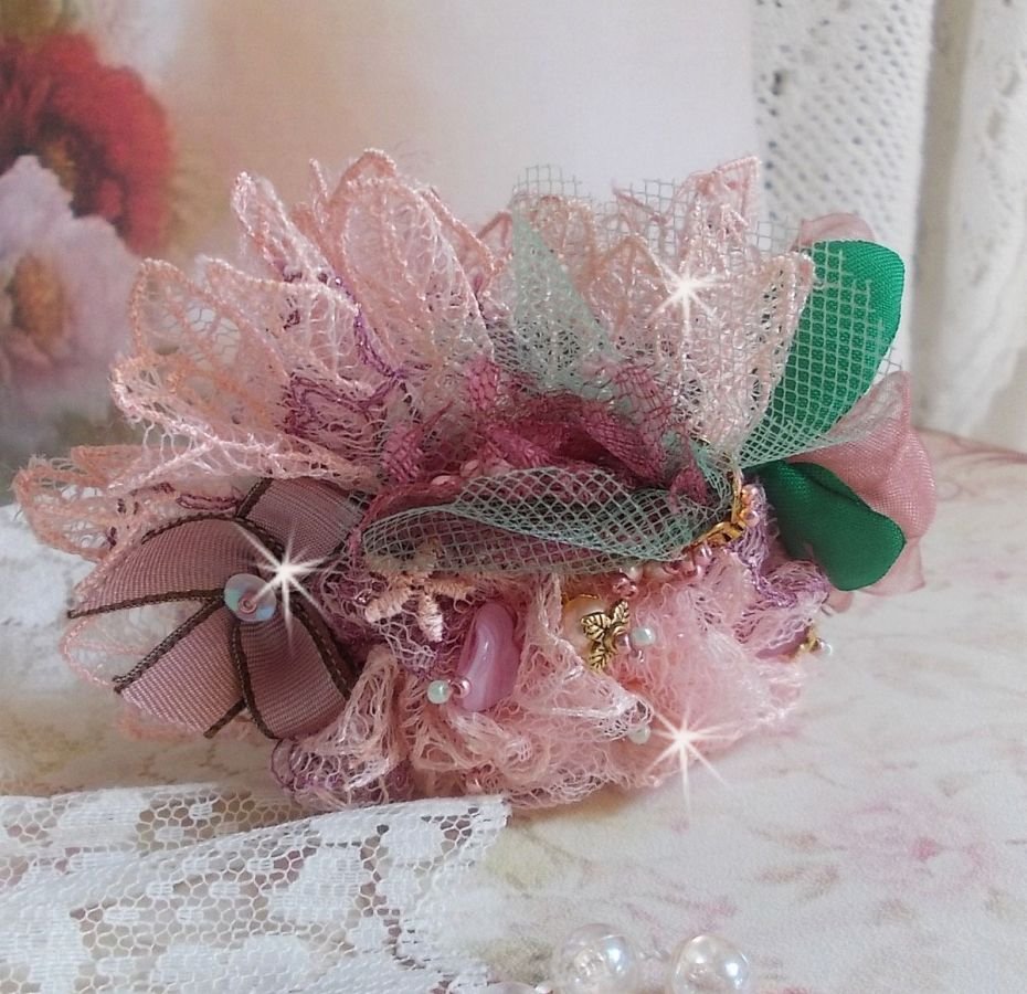 Douceur Poudrée-armbånd med fine rosa blonder, Swarovski-krystaller, glassperler, frøperler og gullbelagt tilbehør