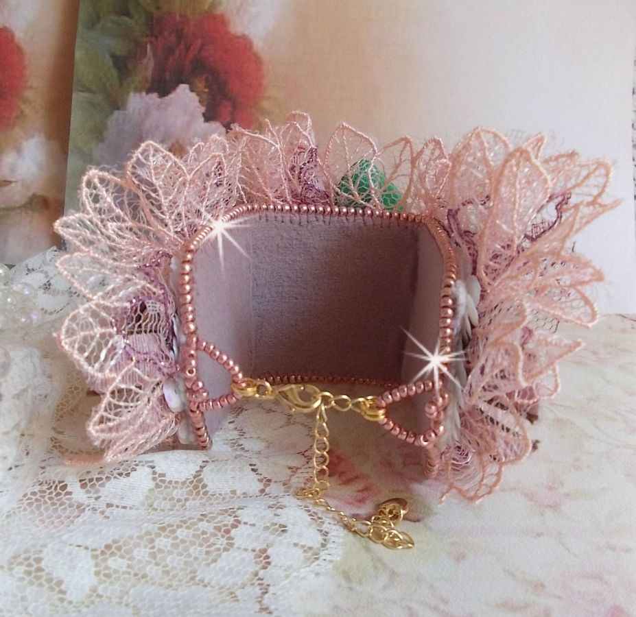 Douceur Poudrée-armbånd med fine rosa blonder, Swarovski-krystaller, glassperler, frøperler og gullbelagt tilbehør
