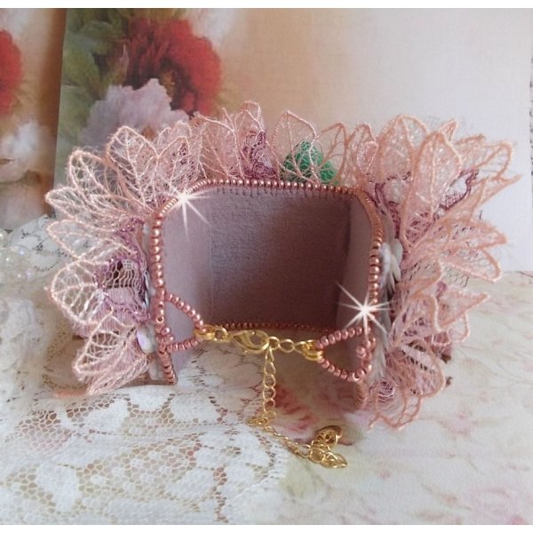 Douceur Poudr&eacute;e-armb&aring;nd med fine rosa blonder, Swarovski-krystaller, glassperler, fr&oslash;perler og gullbelagt tilbeh&oslash;r