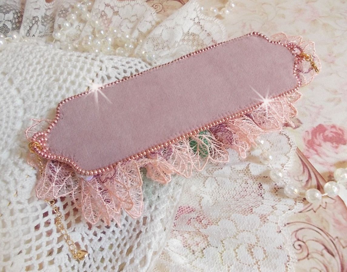 Douceur Poudrée-armbånd med fine rosa blonder, Swarovski-krystaller, glassperler, frøperler og gullbelagt tilbehør