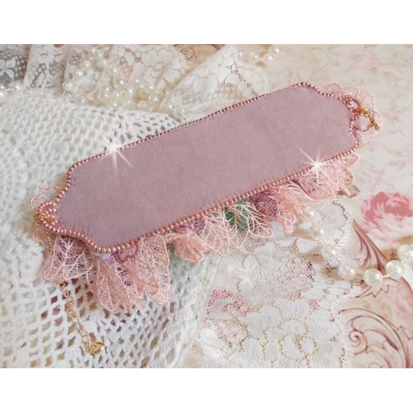 Douceur Poudr&eacute;e-armb&aring;nd med fine rosa blonder, Swarovski-krystaller, glassperler, fr&oslash;perler og gullbelagt tilbeh&oslash;r