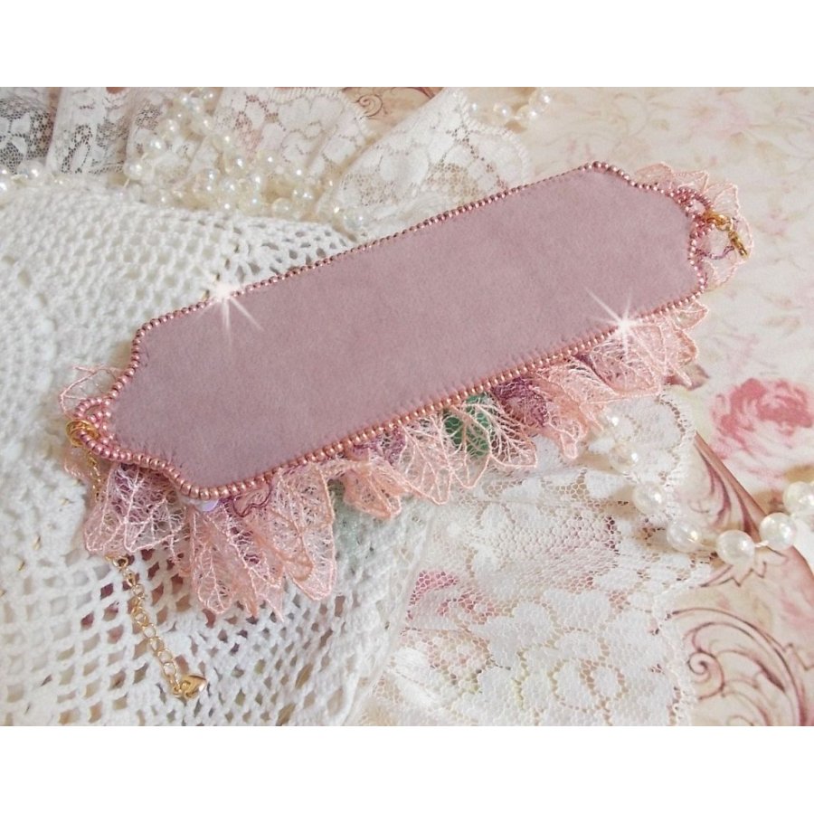 Douceur Poudrée-armbånd med fine rosa blonder, Swarovski-krystaller, glassperler, frøperler og gullbelagt tilbehør