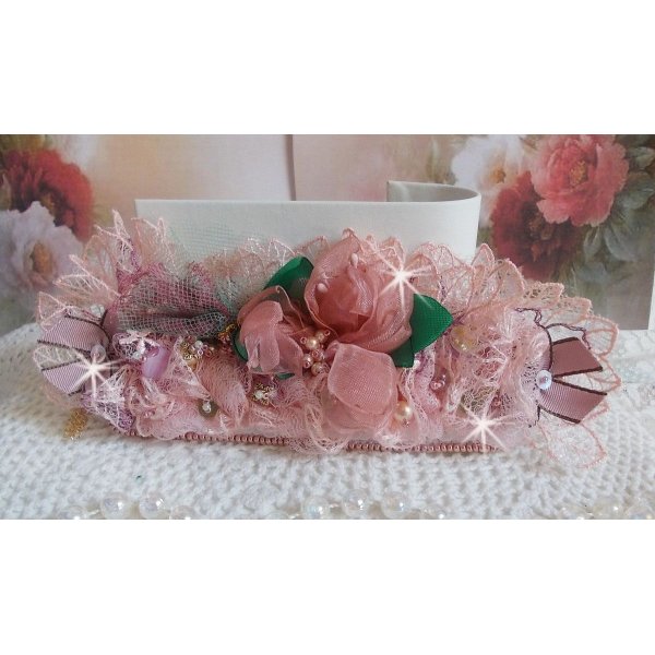 Douceur Poudrée-armbånd med fine rosa blonder, Swarovski-krystaller, glassperler, frøperler og gullbelagt tilbehør