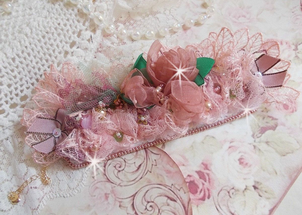 Douceur Poudrée-armbånd med fine rosa blonder, Swarovski-krystaller, glassperler, frøperler og gullbelagt tilbehør