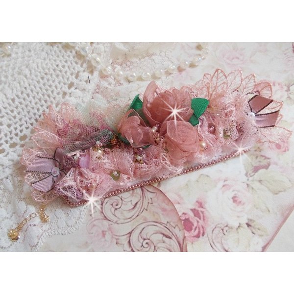 Douceur Poudr&eacute;e-armb&aring;nd med fine rosa blonder, Swarovski-krystaller, glassperler, fr&oslash;perler og gullbelagt tilbeh&oslash;r