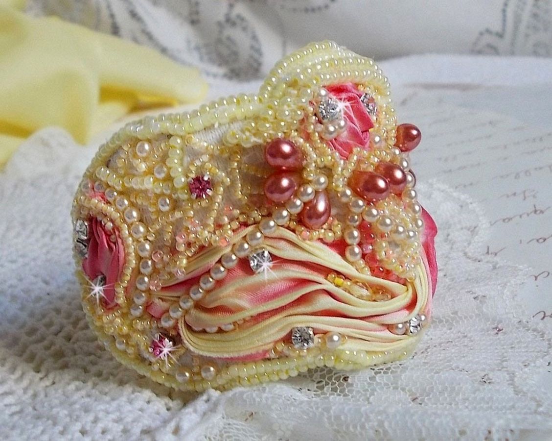 Les Délices de L'Eté mansjettarmbånd Haute-Couture brodert med et gult og rosa silkebånd, runde perler, perledråper og frøperler