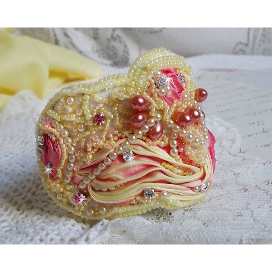 Les Délices de L'Eté mansjettarmbånd Haute-Couture brodert med et gult og rosa silkebånd, runde perler, perledråper og frøperler