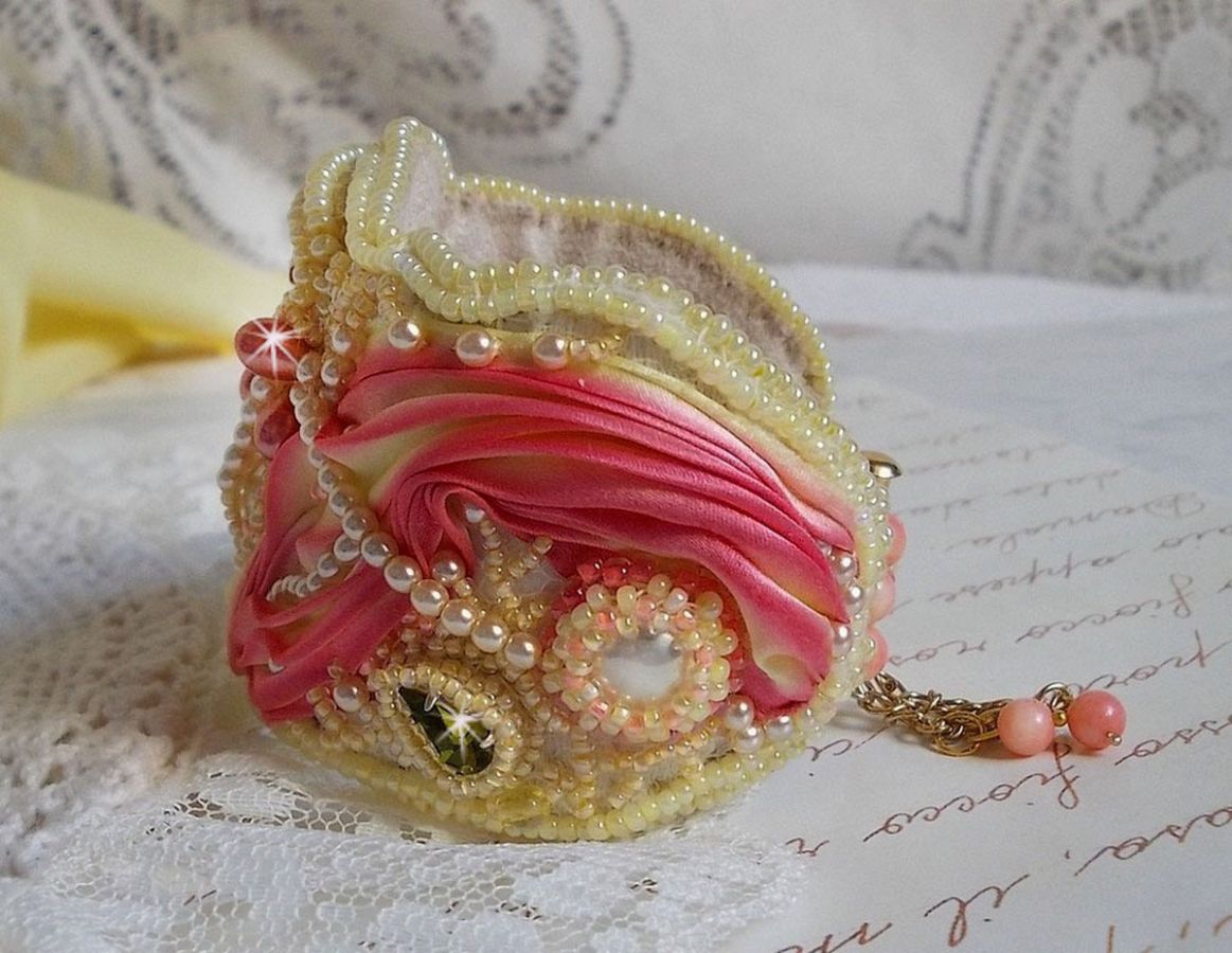 Les Délices de L'Eté mansjettarmbånd Haute-Couture brodert med et gult og rosa silkebånd, runde perler, perledråper og frøperler