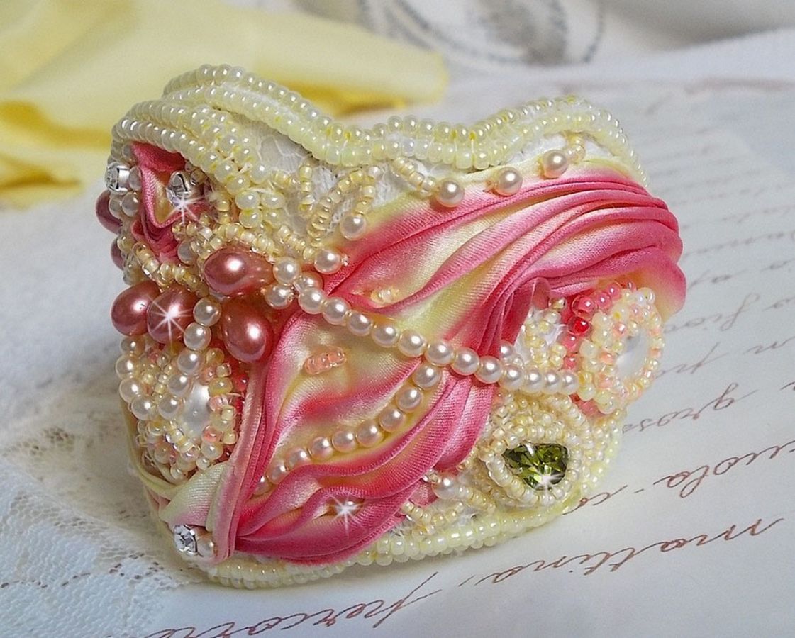 Les Délices de L'Eté mansjettarmbånd Haute-Couture brodert med et gult og rosa silkebånd, runde perler, perledråper og frøperler