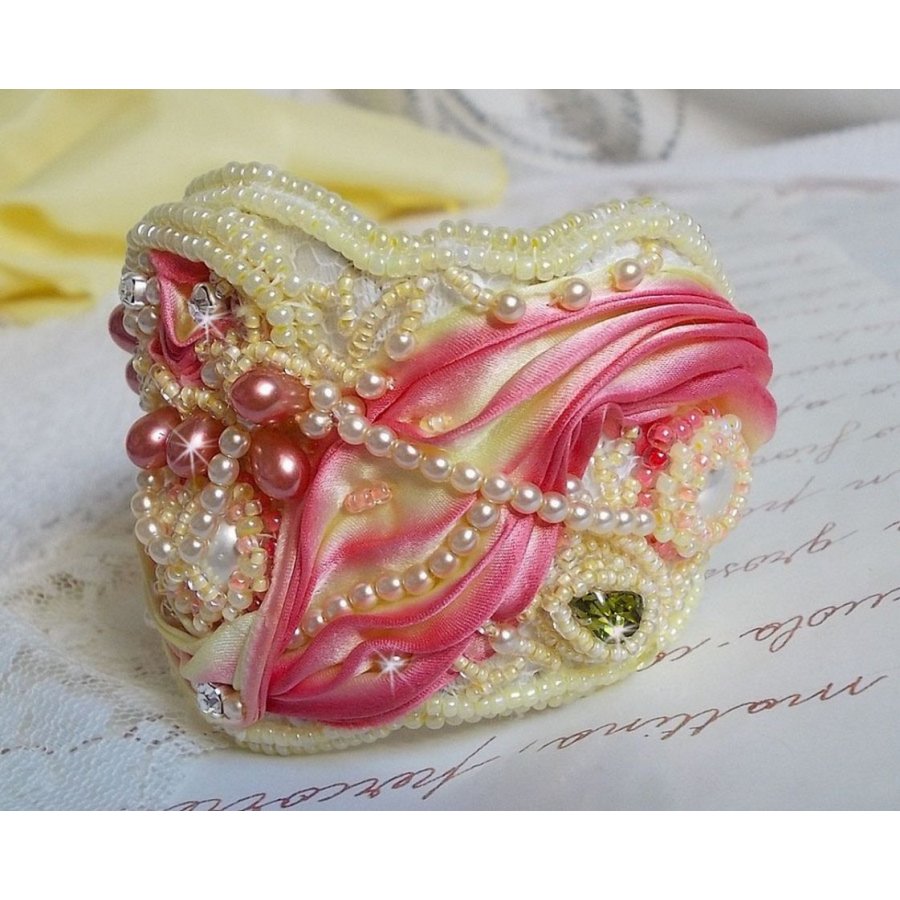 Les Délices de L'Eté mansjettarmbånd Haute-Couture brodert med et gult og rosa silkebånd, runde perler, perledråper og frøperler