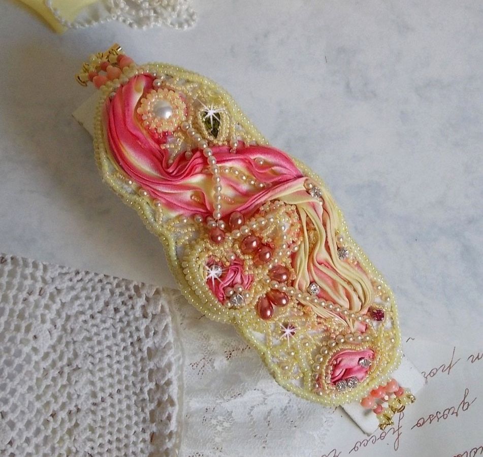 Les Délices de L'Eté mansjettarmbånd Haute-Couture brodert med et gult og rosa silkebånd, runde perler, perledråper og frøperler