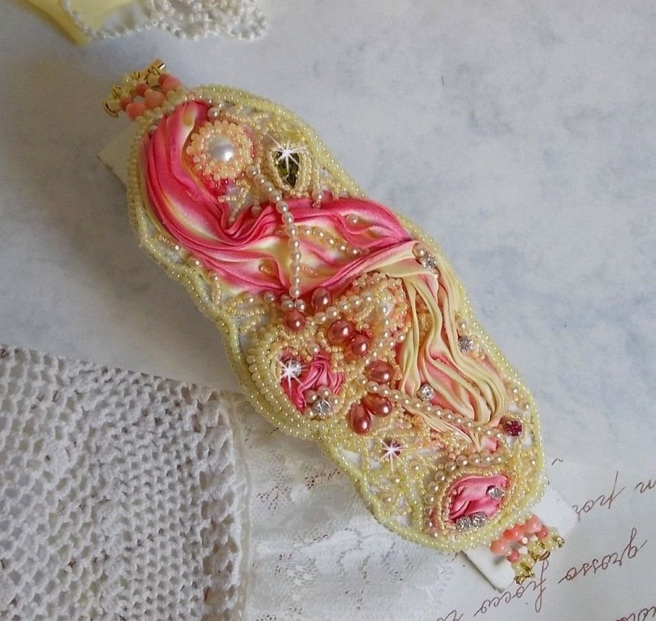 Les Délices de L'Eté mansjettarmbånd Haute-Couture brodert med et gult og rosa silkebånd, runde perler, perledråper og frøperler