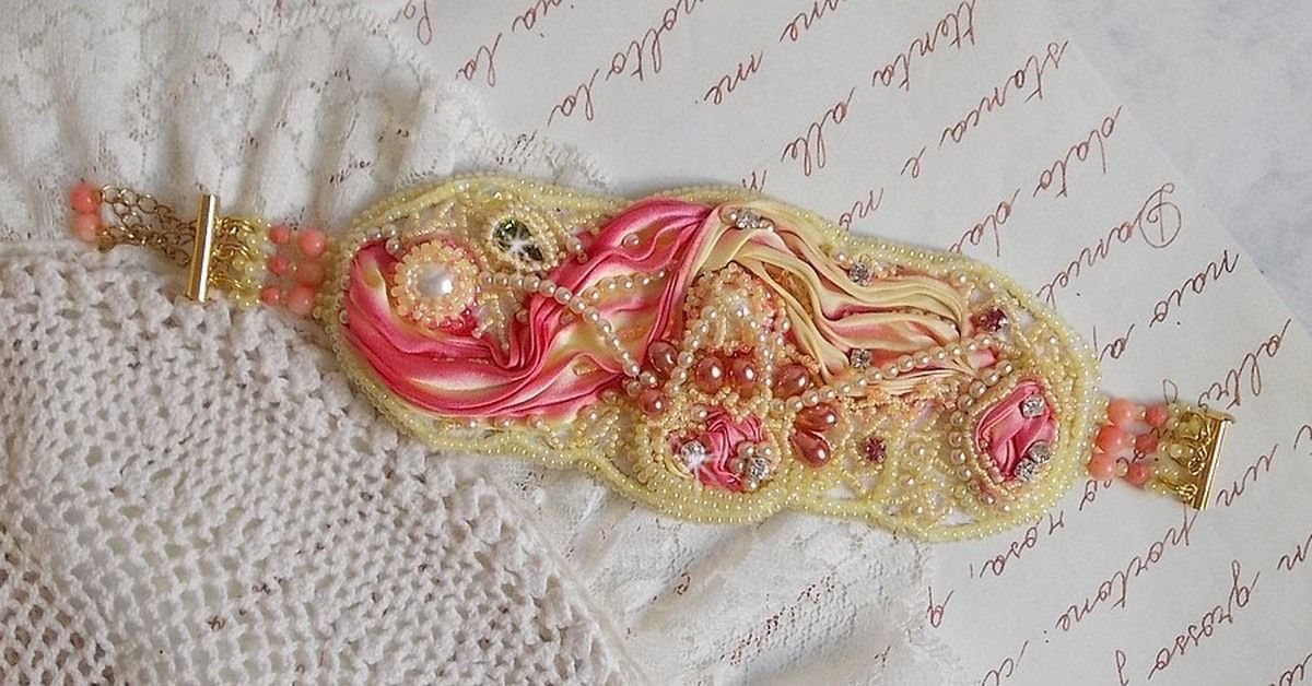 Les Délices de L'Eté mansjettarmbånd Haute-Couture brodert med et gult og rosa silkebånd, runde perler, perledråper og frøperler