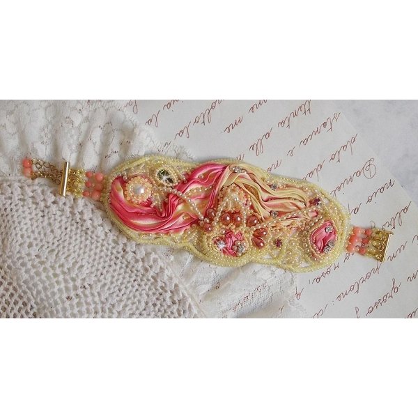 Les Délices de L'Eté mansjettarmbånd Haute-Couture brodert med et gult og rosa silkebånd, runde perler, perledråper og frøperler