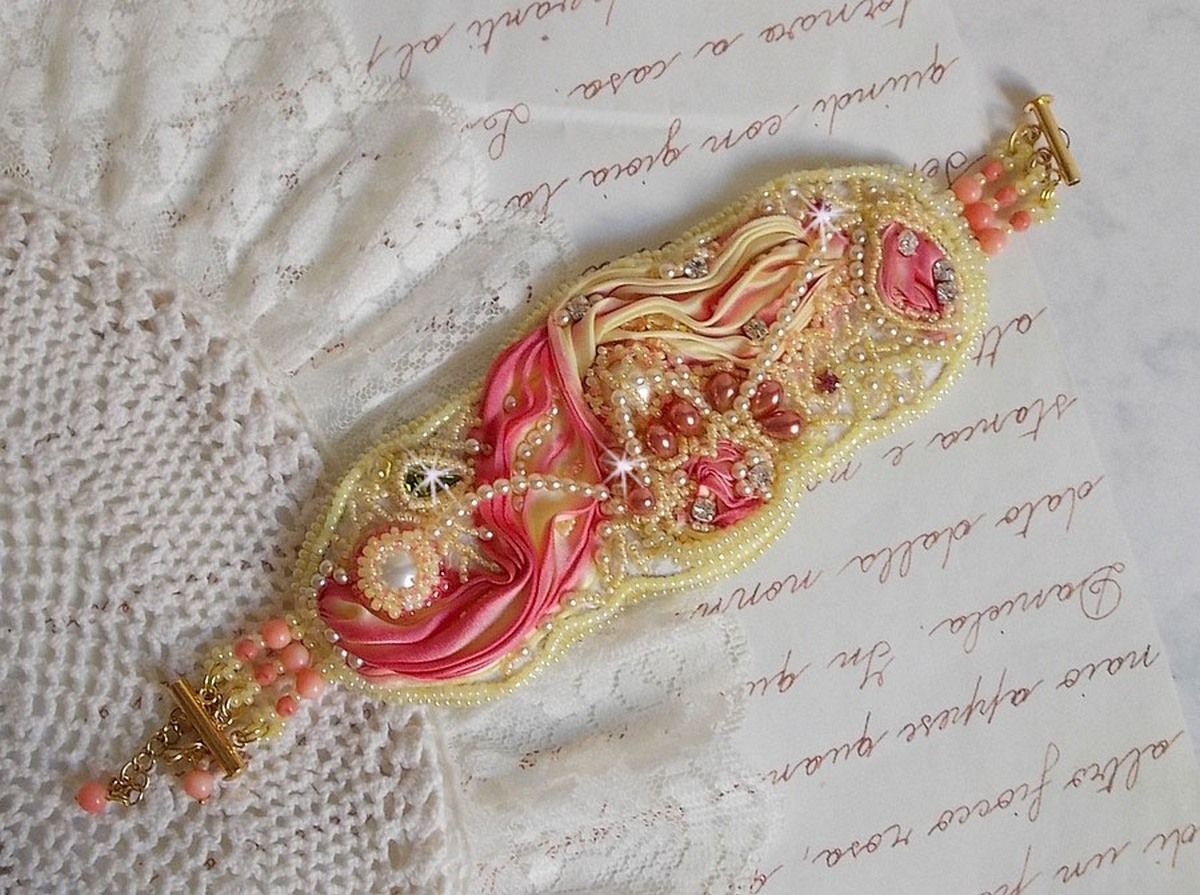 Les Délices de L'Eté mansjettarmbånd Haute-Couture brodert med et gult og rosa silkebånd, runde perler, perledråper og frøperler