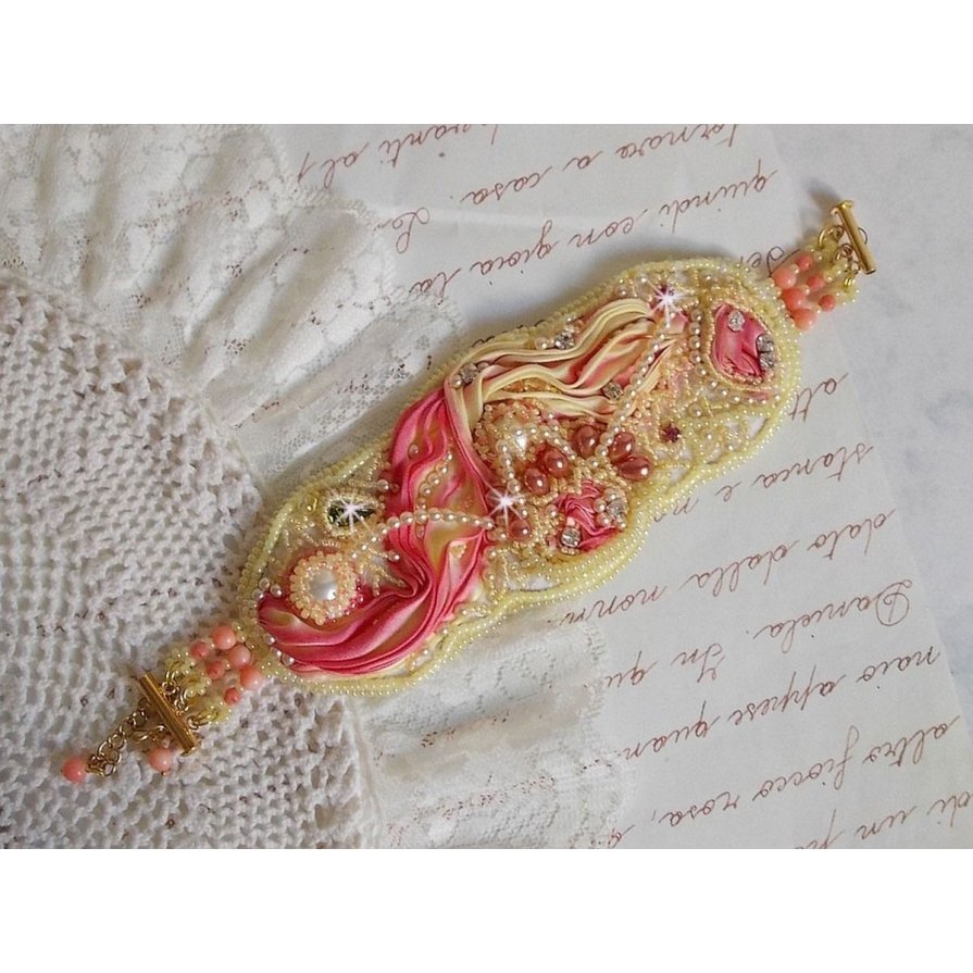 Les Délices de L'Eté mansjettarmbånd Haute-Couture brodert med et gult og rosa silkebånd, runde perler, perledråper og frøperler