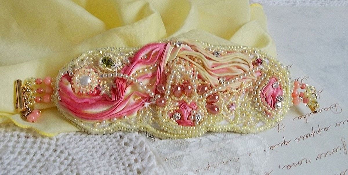 Les Délices de L'Eté mansjettarmbånd Haute-Couture brodert med et gult og rosa silkebånd, runde perler, perledråper og frøperler