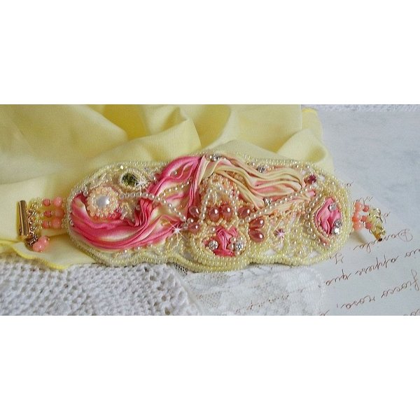 Les Délices de L'Eté mansjettarmbånd Haute-Couture brodert med et gult og rosa silkebånd, runde perler, perledråper og frøperler