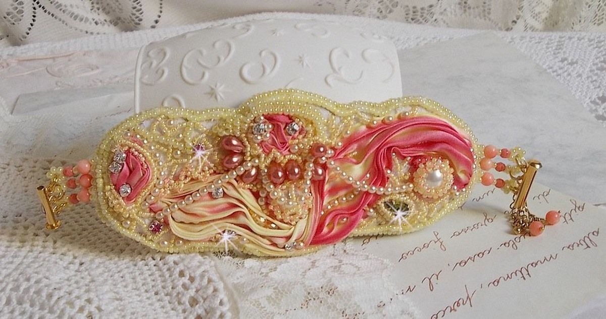 Les Délices de L'Eté mansjettarmbånd Haute-Couture brodert med et gult og rosa silkebånd, runde perler, perledråper og frøperler