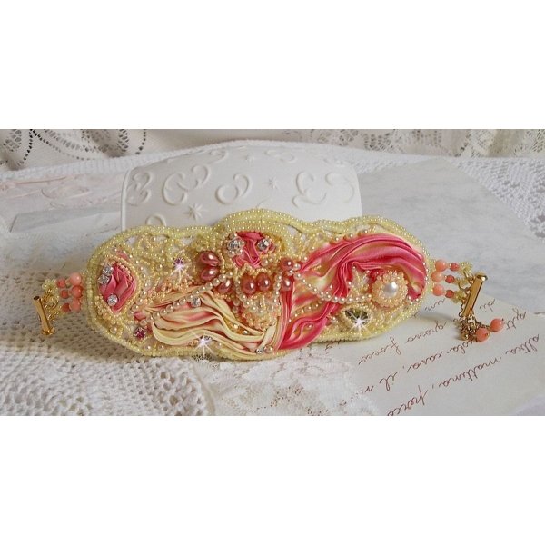 Les Délices de L'Eté mansjettarmbånd Haute-Couture brodert med et gult og rosa silkebånd, runde perler, perledråper og frøperler