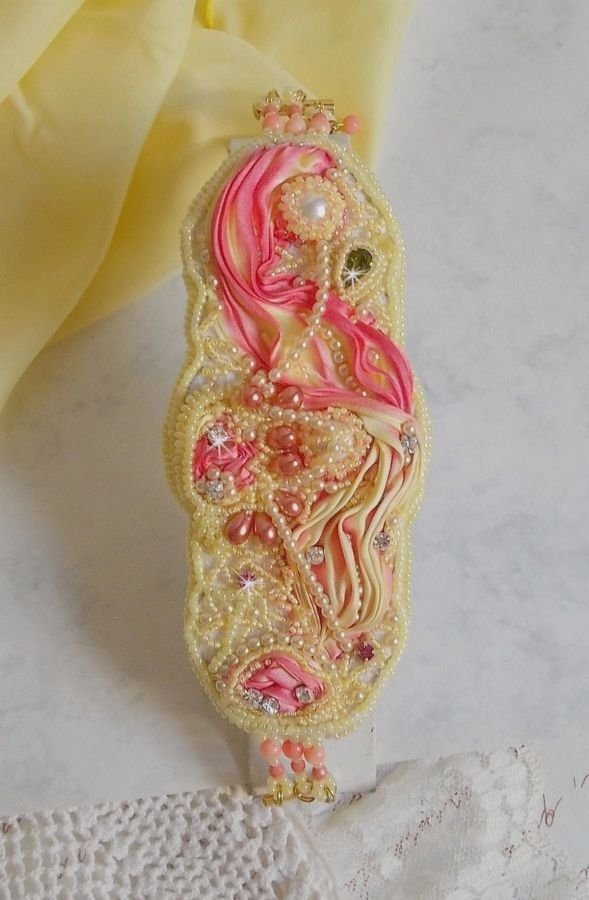 Les Délices de L'Eté mansjettarmbånd Haute-Couture brodert med et gult og rosa silkebånd, runde perler, perledråper og frøperler