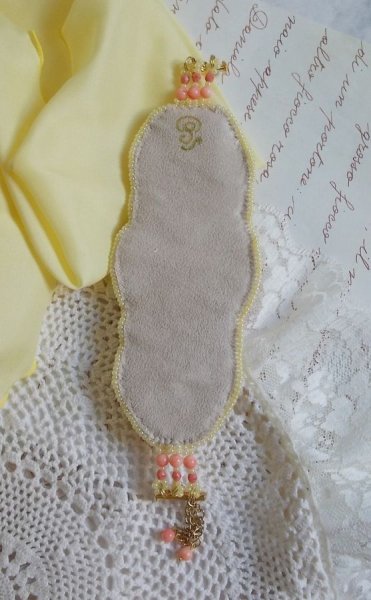 Les D&eacute;lices de L'Et&eacute; mansjettarmb&aring;nd Haute-Couture brodert med et gult og rosa silkeb&aring;nd, runde perler, perledr&aring;per og fr&oslash;perler