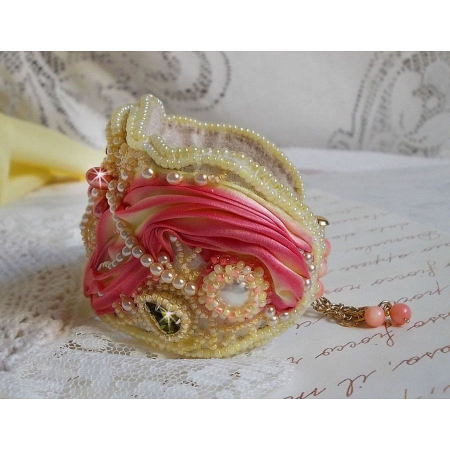 Les Délices de L'Eté mansjettarmbånd Haute-Couture brodert med et gult og rosa silkebånd, runde perler, perledråper og frøperler