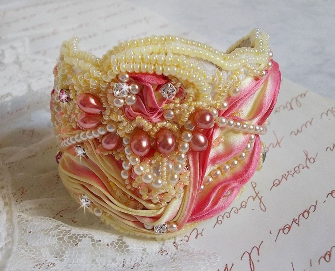 Les Délices de L'Eté mansjettarmbånd Haute-Couture brodert med et gult og rosa silkebånd, runde perler, perledråper og frøperler