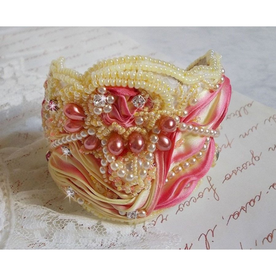 Les Délices de L'Eté mansjettarmbånd Haute-Couture brodert med et gult og rosa silkebånd, runde perler, perledråper og frøperler