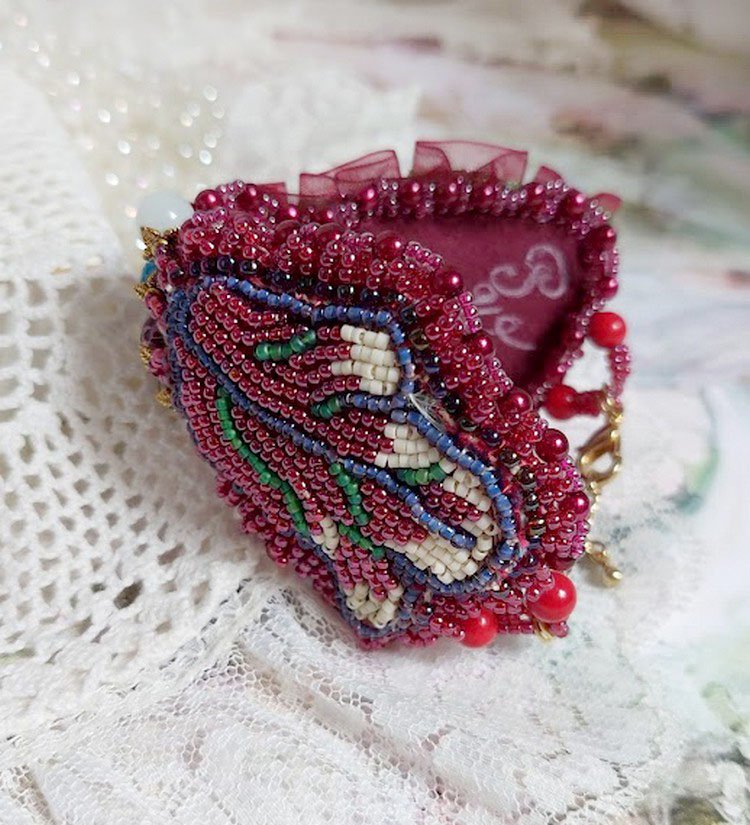 Fortryllende høstarmbånd brodert med Swarovski-krystaller, runde perleharpiksperler, blonder og frøperler