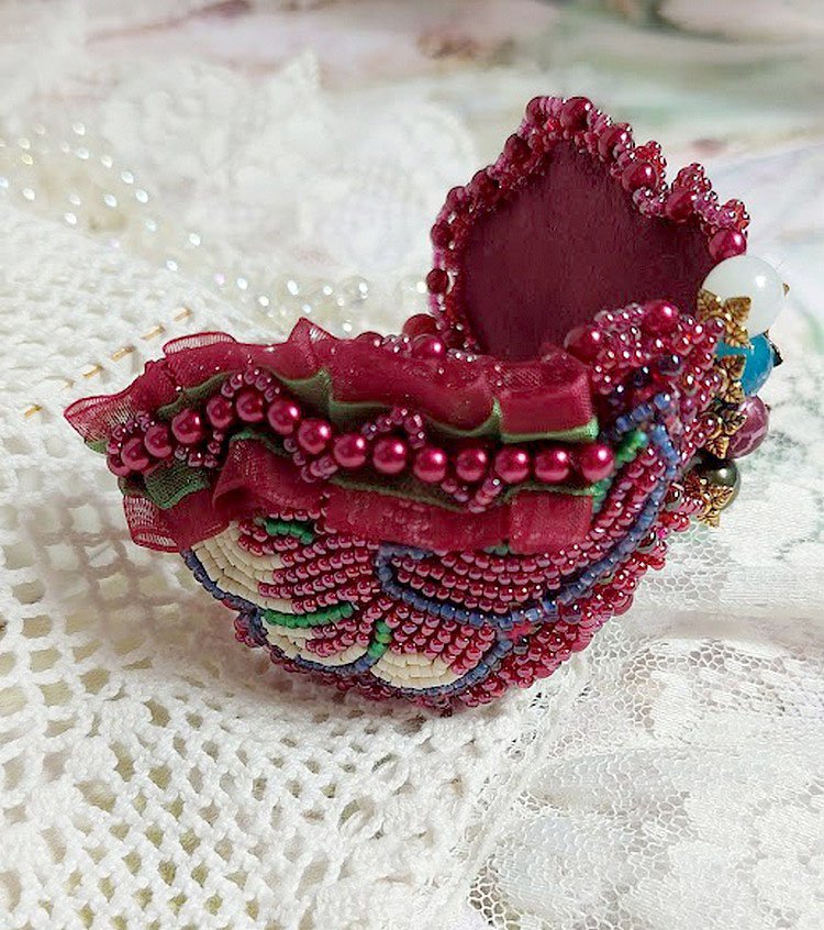 Fortryllende høstarmbånd brodert med Swarovski-krystaller, runde perleharpiksperler, blonder og frøperler