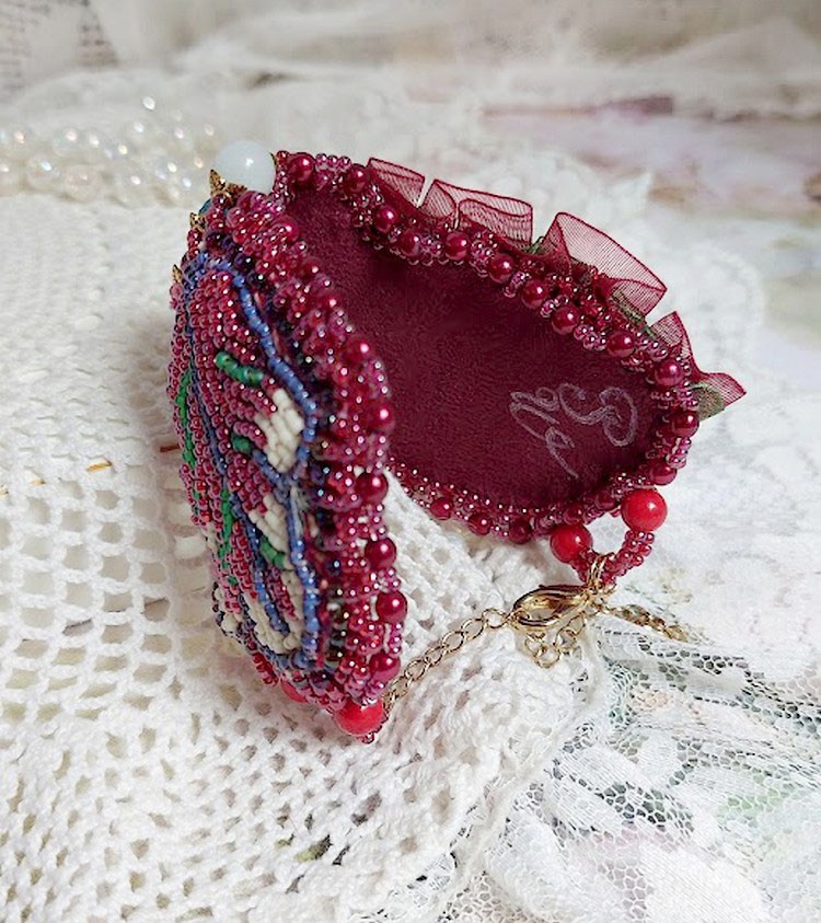 Fortryllende høstarmbånd brodert med Swarovski-krystaller, runde perleharpiksperler, blonder og frøperler