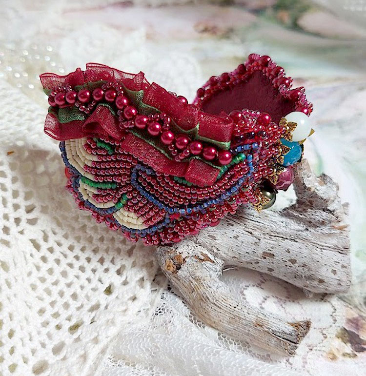 Fortryllende høstarmbånd brodert med Swarovski-krystaller, runde perleharpiksperler, blonder og frøperler