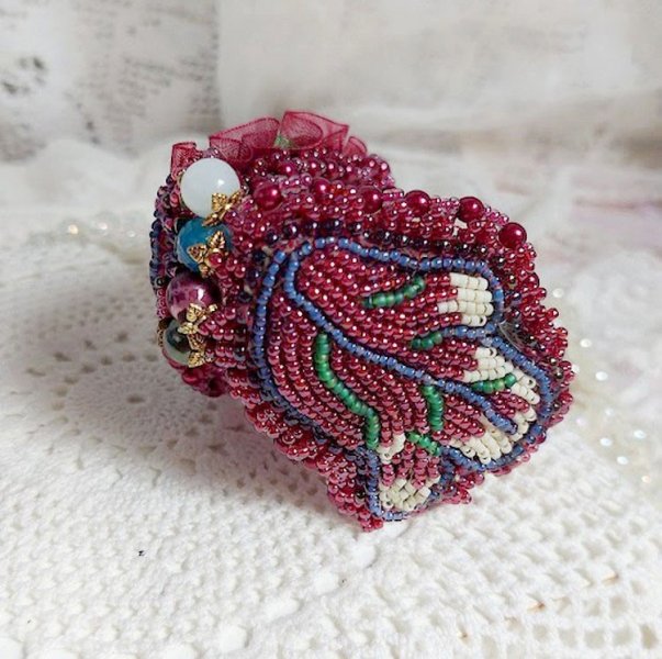 Fortryllende høstarmbånd brodert med Swarovski-krystaller, runde perleharpiksperler, blonder og frøperler