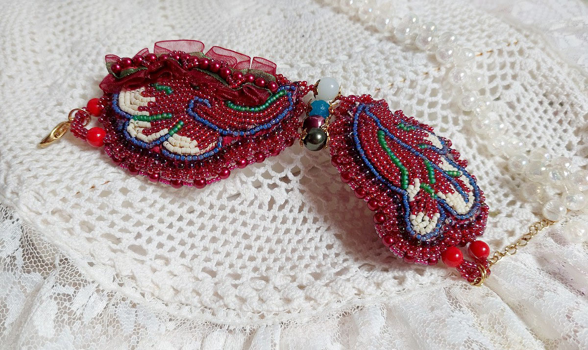 Fortryllende høstarmbånd brodert med Swarovski-krystaller, runde perleharpiksperler, blonder og frøperler