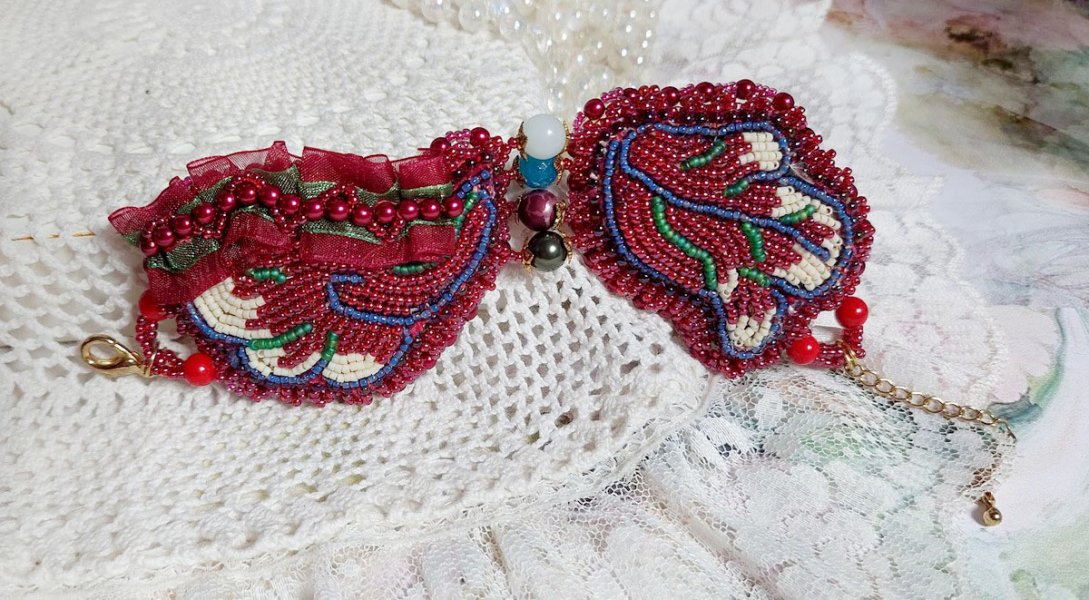 Fortryllende høstarmbånd brodert med Swarovski-krystaller, runde perleharpiksperler, blonder og frøperler