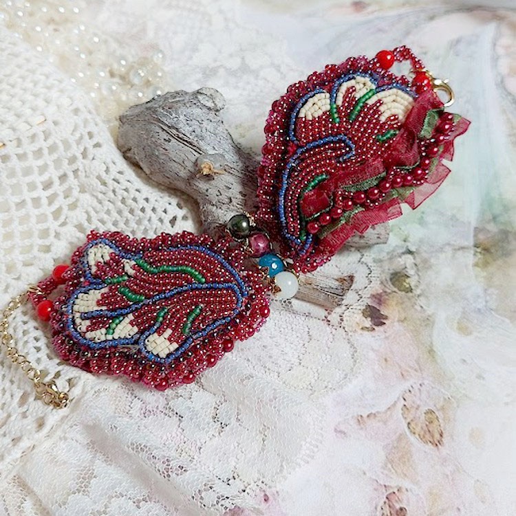 Fortryllende høstarmbånd brodert med Swarovski-krystaller, runde perleharpiksperler, blonder og frøperler