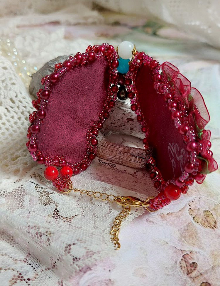 Fortryllende høstarmbånd brodert med Swarovski-krystaller, runde perleharpiksperler, blonder og frøperler