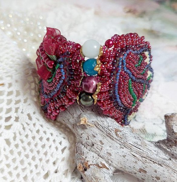 Fortryllende høstarmbånd brodert med Swarovski-krystaller, runde perleharpiksperler, blonder og frøperler